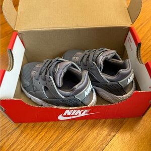 Nike 5C toddler Gray Sneakers
